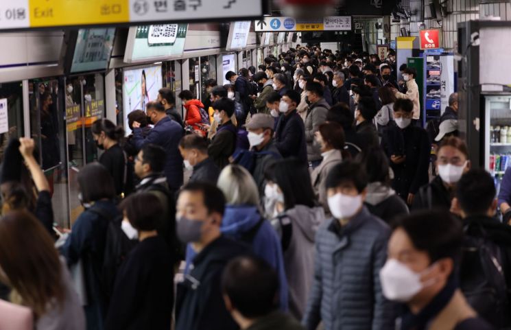 1호선 서울역 승강장이 퇴근길 시민들로 북적이고 있다. [사진=연합뉴스 제공]
