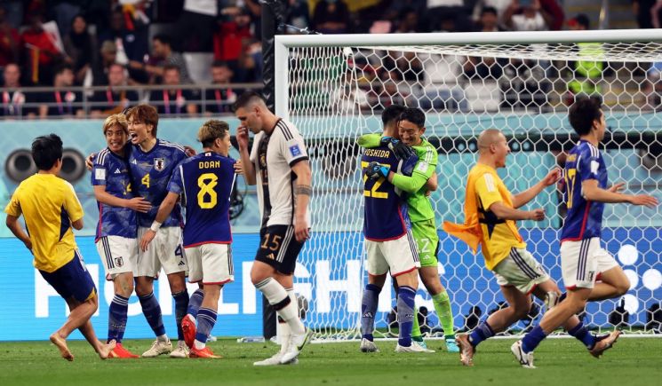 2022 카타르 월드컵 독일과의 조별리그 첫 경기에서 승리를 확정지은 일본 선수들이 환호하고 있다. [이미지출처=EPA연합뉴스]