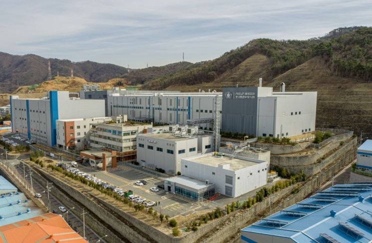 [르포]아이코스 일루마 '테리아' 생산 공장 가보니…"사람 대신 로봇·담배향만"