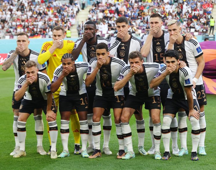 On the afternoon of the 23rd (local time), before the Group E match between Germany and Japan at the 2022 Qatar World Cup held at Khalifa International Stadium in Al Rayyan, Qatar, German players covered their mouths with their hands while taking a commemorative photo. Photo by Yonhap News Agency