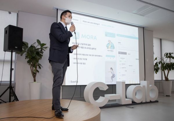 C랩 아웃사이드 4기 스타트업 중 근골격계 질환 디지털 운동치료 솔루션 업체 '에버엑스'가 사업을 소개하는 모습. [사진제공=삼성전자]