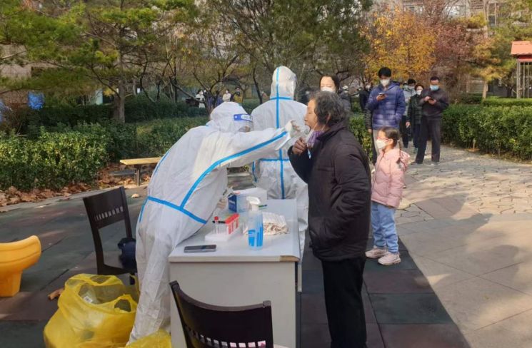 중국 베이징의 봉쇄된 아파트에서 주민들이 코로나19 검사를 받고 있다. [사진출처=연합뉴스]