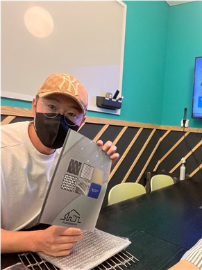 스타트업 플레이스메이커를 창업한 박한웅 대표(왼쪽)가 메인비즈협회 중장년일자리희망센터에서 해외법인 설립 관련 상담을 받은 후 기념촬영을 하고있다.