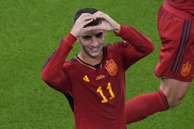 스페인 축구대표팀 공격수 페란 토레스가 2022 카타르 월드컵 조별리그 E조 1차전에서 코스타리카 전에서 2골을 기록하며 연인을 향한 세리머니를 하고 있다. 사진=AP연합뉴스