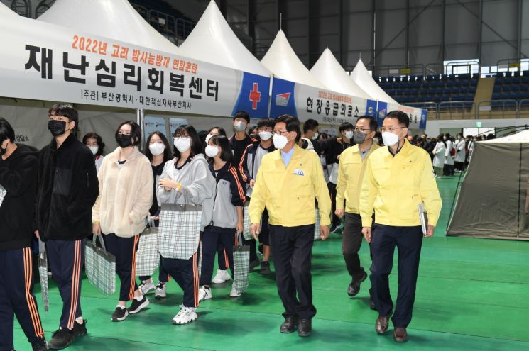 정종복 기장군수가 24일 훈련장소인 강서체육공원 체육관에서 현장 훈련을 점검하고 있다.