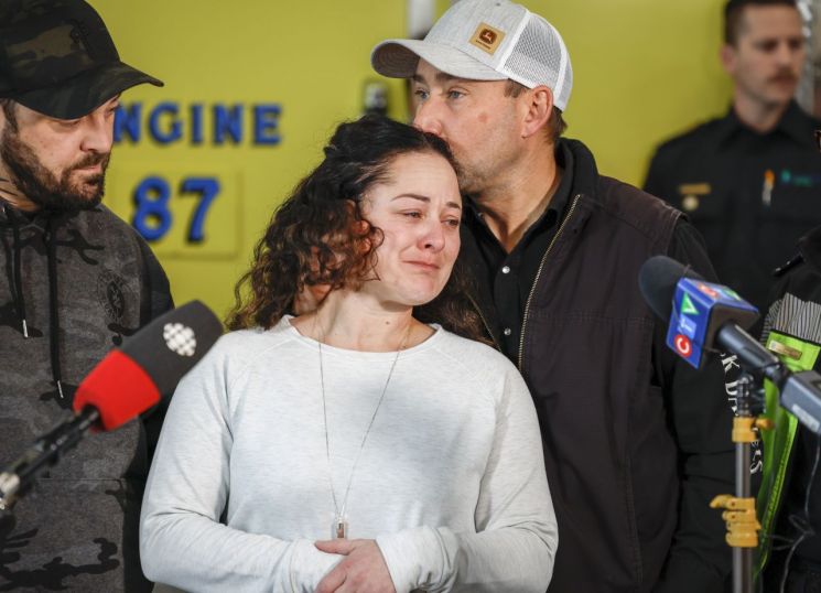 캐나다의 구조대원 제이미 에릭슨(가운데)이 22일(현지시간) 남편(오른쪽)과 함께 딸을 잃은 심경을 전하고 있다. 사진=AP연합뉴스