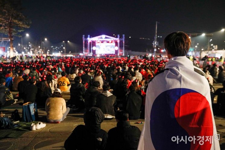 2022 카타르 월드컵 대한민국과 우루과이 경기가 진행되고 있는 24일 서울 종로구 광화문 광장에 모인 시민들이 열띤 응원을 펼치고 있다./강진형 기자aymsdream@