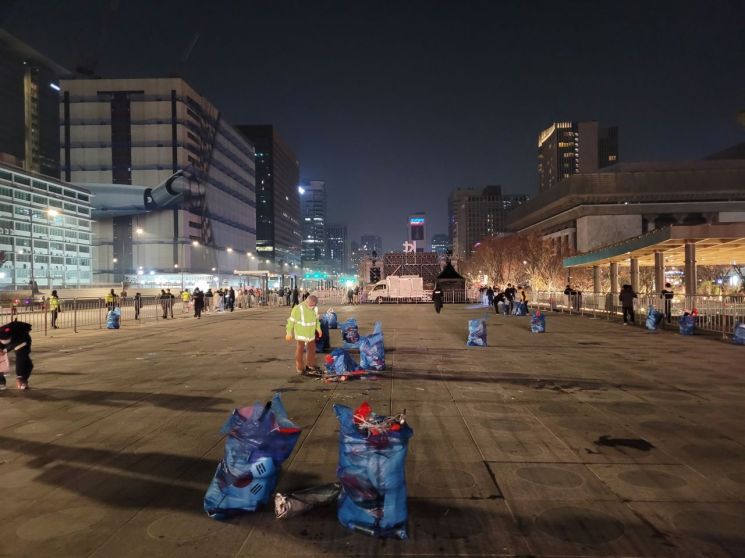 25일 2022 카타르 월드컵 우루과이전이 끝나고 15분 정도 지나자 서울 광화문광장은 시민들의 성숙한 의식 덕분에 깨끗해졌다. /사진=공병선 기자 mydillon@
