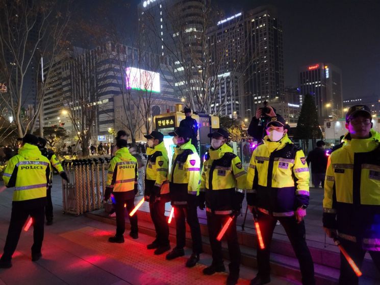 25일 2022 카타르 월드컵 우루과이전이 끝나자 경찰은 서울 광화문역 7번 출구 앞에서 인파들을 통제했다. /사진=공병선 기자 mydillon@