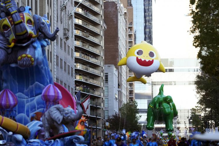 [포토]뉴욕하늘에 '아기상어' 떴다…美추수감사절 퍼레이드에 몰린 인파