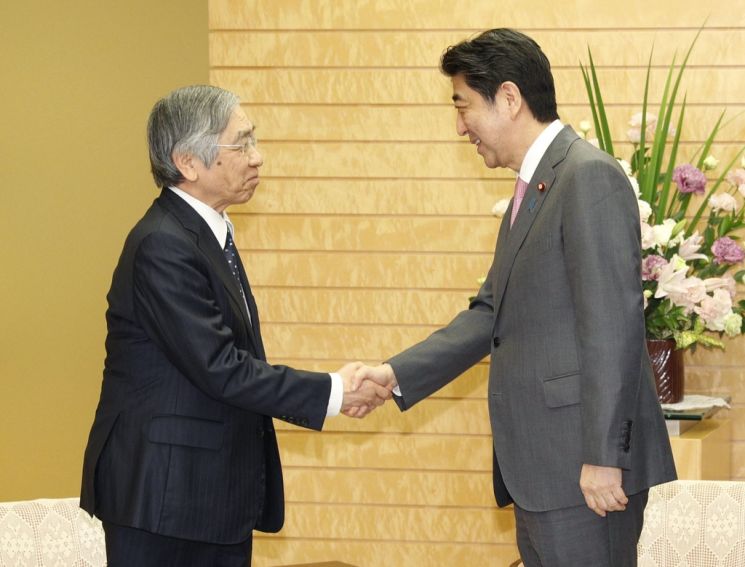 2018년 4월 아베 신조 당시 일본 총리와 구로다 하루히코 일본은행 총재가 일본 총리관저에서 악수하고 있다.