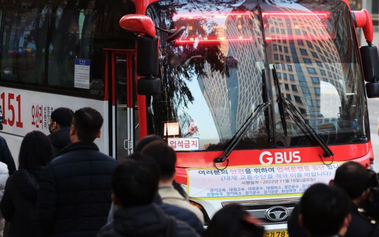 KD운송그룹의 경기지역 14개 버스업체가 광역버스 입석 승차를 중단한 지난달 18일 오전 경기도 성남시의 한 버스정류장에서 버스가 지나가고 있다. [이미지출처=연합뉴스]