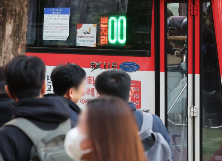 경기도 성남시의 한 버스정류장에서 운행 중인 버스에 빈자리 '0'이 표시돼 있다. [이미지출처=연합뉴스]