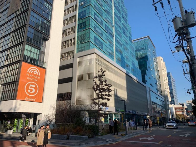 서울 성동구 성수동2가에 들어선 지식산업센터 앞을 주변 직장인과 방문객들이 지나가고 있다.