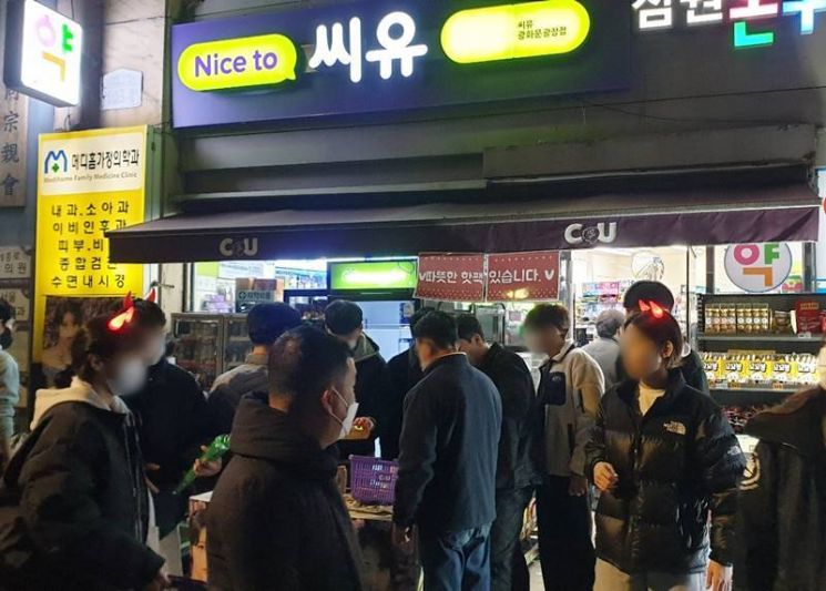 지난달 24일 서울 광화문광장 인근 편의점 CU에서 고객들이 상품을 구매하고 있다. (사진제공=BGF리테일)