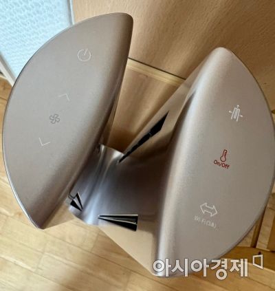 Simple operation buttons are located on the top of the product. In addition, the Aero Tower can be used more conveniently with the remote control and the LG ThinQ app. <br>Photo by Han Yeju