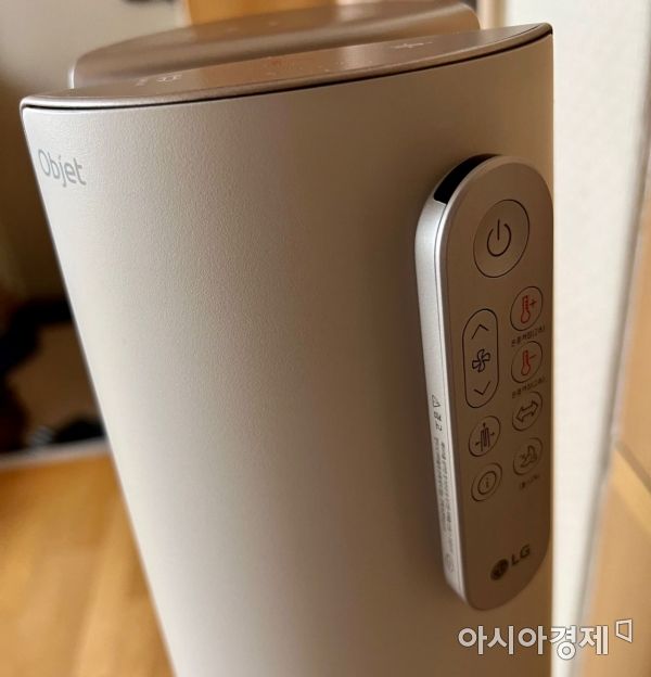 The remote control was magnetized so that it could be attached to the Aero Tower main body. <br>[Photo by Han Yeju]