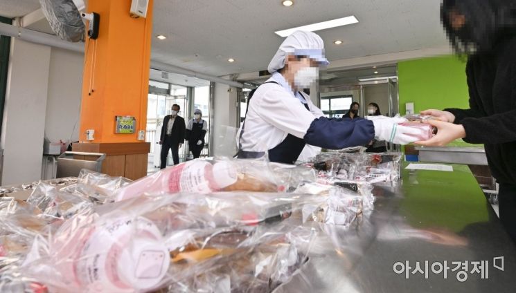 비정규직 노조 파업으로 한 중학교에서 대체급식이 실시되고 있다. 아시아경제DB