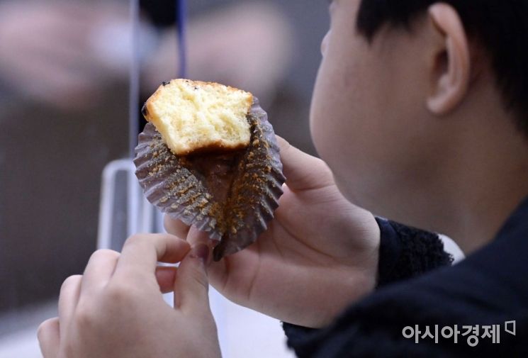 학교비정규직노동자들이 정규직과 임금 차별 해소 등을 요구하며 총파업에 돌입했을 당시, 서울시 성동구의 한 중학교에서 학생들이 급식 대신 샌드위치와 머핀등 대체 급식으로 점심을 먹던 모습./사진공동취재단