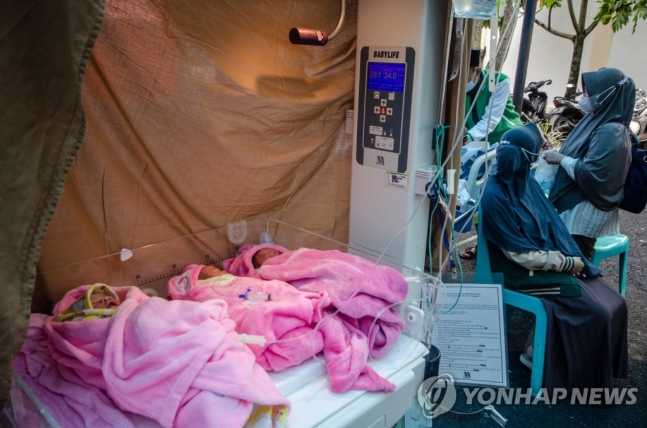 인도네시아 서자바 치안주르에 마련된 임시 병원에서 신생아 3명이 누워있다. 사진=신화 연합뉴스
