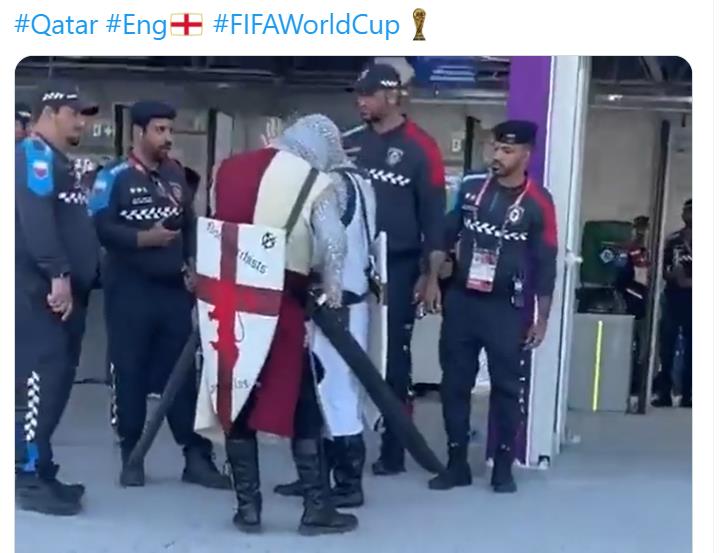 카타르 월드컵 현장 요원들이 21일(현지시간) 잉글랜드-이란 전을 관람하려는 '십자군' 팬들을 제지하는 모습을 담은 SNS 게시물. 사진=연합뉴스