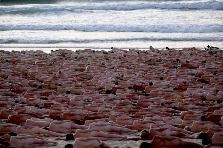 26일(현지시간) 새벽 호주 시드니 본다이 해변에 모인 2500명의 자원봉사자가 피부암 정기 검진 캠페인을 위해 집단 누드 촬영을 하고 있다. 사진=AFP연합뉴스