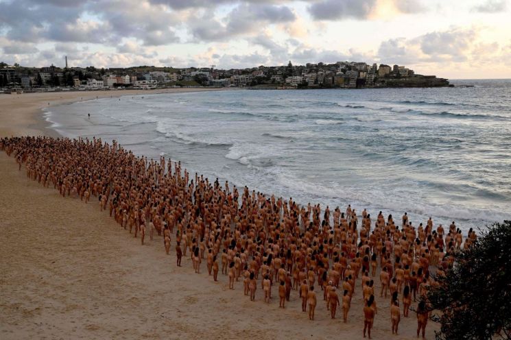 시드니 해변에 2500명 누드로 몰려든 이유는?