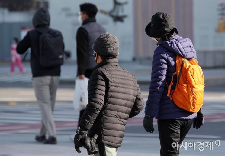 중부 지방을 중심으로 아침 최저기온이 영하권으로 떨어진 27일 서울 광화문광장 일대에서 두꺼운 옷을 입은 시민들이 걸음을 재촉하고 있다./김현민 기자 kimhyun81@