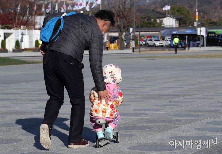 중부 지방을 중심으로 아침 최저기온이 영하권으로 떨어진 27일 서울 광화문광장 일대에서 두꺼운 옷을 입은 시민들이 걸음을 재촉하고 있다./김현민 기자 kimhyun81@