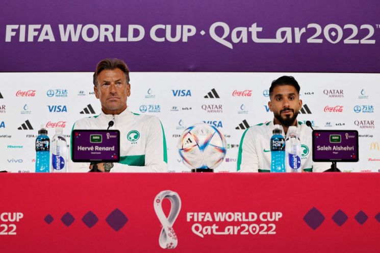 사우디아라비아 축구 대표팀 에르베 르나르 감독(왼쪽)과 공격수 살리흐 샤흐리 선수가 25일(현지시간) 기자회견을 갖고 있다. 사진=AFP연합뉴스
