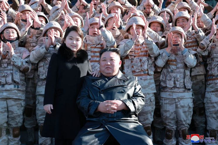 김정은 북한 노동당 총비서와 그의 딸 [이미지출처=연합뉴스]