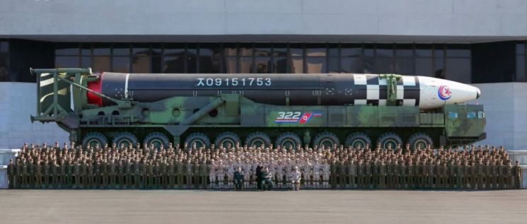 조선중앙TV는 27일 "경애하는 김정은 동지께서 신형대륙간탄도미사일 화성포-17형 시험발사 성공에 기여한 성원들과 함께 기념사진을 찍으시였다"고 보도했다. [이미지출처=연합뉴스]
