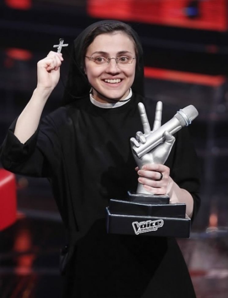 2014년 4월 5일(현지시간) 이탈리아 오디션 프로그램에서 우승한 크리스티나 스쿠치아 수녀가 트로피와 십자가상을 들어보이고 있다. 사진=AP연합뉴스