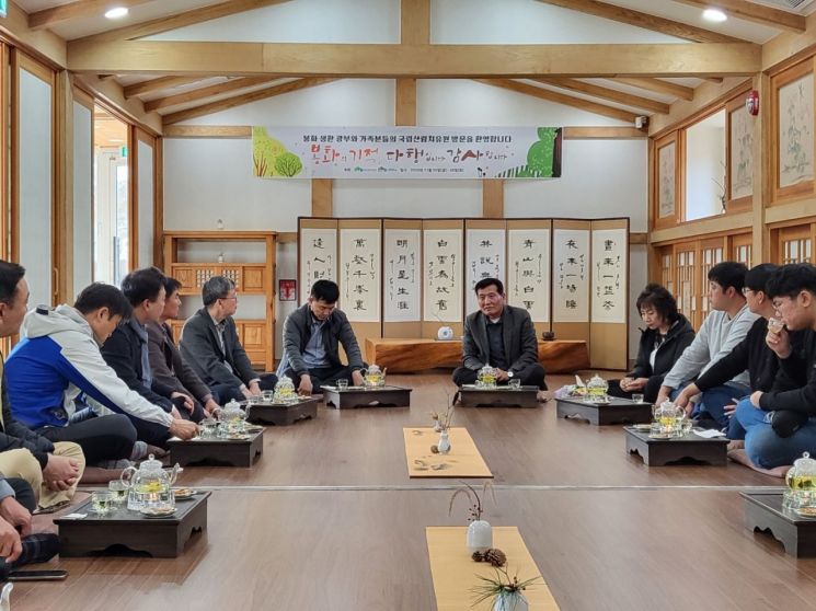 봉화 광산 생환 광부와 가족을 초청해 1박 2일간 국립산림치유원과 연계해 산림치유캠프를 운영한 경북도.