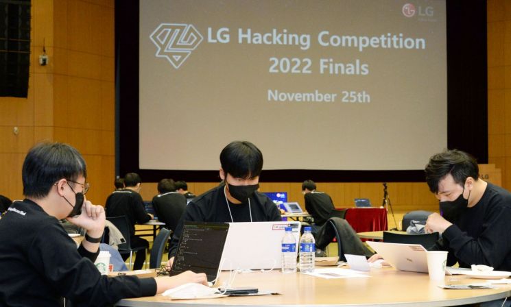 LG전자가 사이버보안의 중요성 인식 제고는 물론 SW 개발자들의 역량 향상, 우수 인재 발굴을 위해 최근 서울 양재동 소재 서초R&D캠퍼스에서 ‘LG 해킹대회 2022’를 열었다.