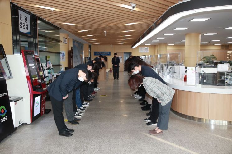 경북 예천군 민원실에서 직원들이 친절교육을 받고 있다.