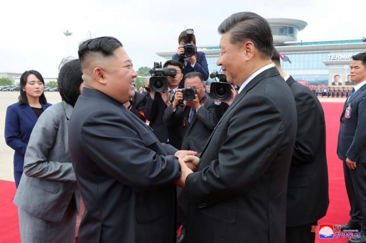 김정은 북한 노동당 총비서와 시진핑 중국 국가주석 [이미지출처=연합뉴스]