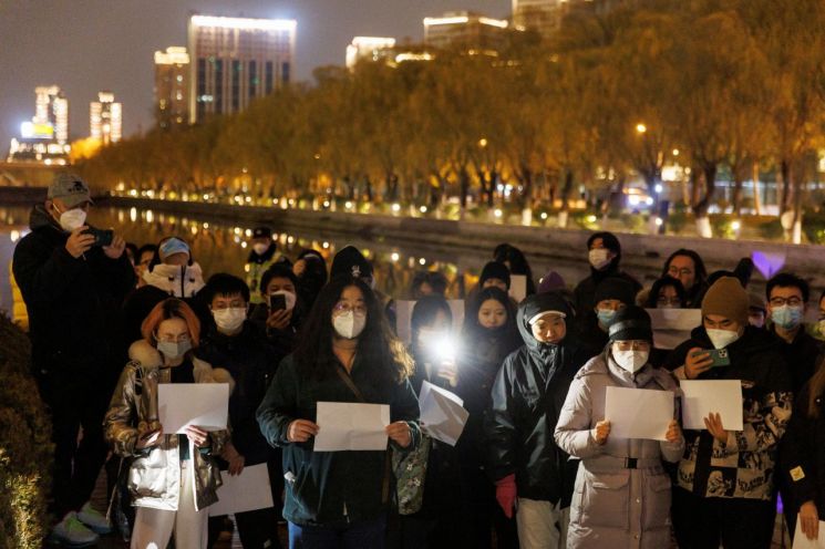 27일 중국 베이징에서 열린 우루무치 화재 참사 추도식 도중 시민들이 코로나19 봉쇄 조치에 반대하며 시위를 하고 있다. [이미지출처=연합뉴스]