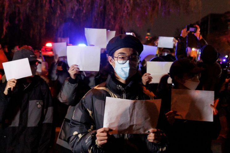 코로나19 봉쇄 조치에 반대하며 '백지 시위'를 펼치는 중국 시민의 모습. [사진출처=로이터·연합뉴스]
