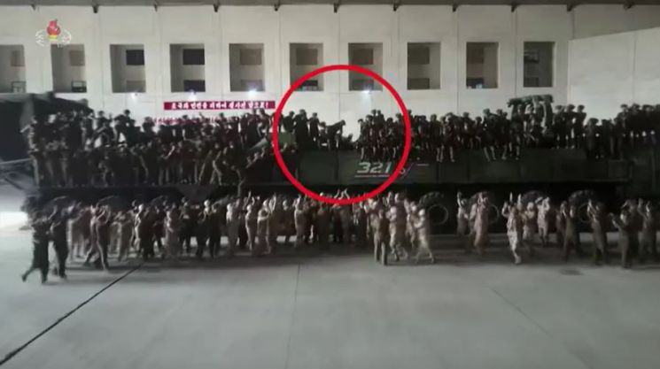북한의 대륙간탄도미사일(ICBM) '화성-17형'의 이동식발사차량(TEL) 위에 올라가 기념촬영을 하던 북한 군인들 여러 명이 추락하는 사고가 났다. 사진=조선중앙TV 캡처
