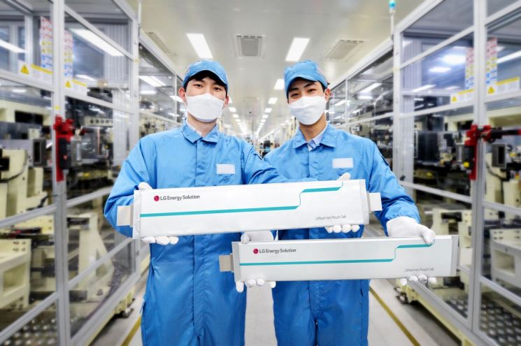 LG에너지솔루션 오창공장에서 직원들이 LG에너지솔루션이 개발한 롱-셀 배터리를 선보이고 있다.