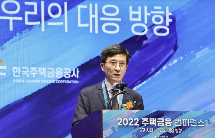 최준우 주택금융공사 사장이 28일 서울 소공동 웨스틴 조선호텔에서 ‘3고 시대, 우리의 대응방향‘을 논의하기 위해 열린 ‘2022 주택금융 컨퍼런스’에서 개회사를 하고 있다.