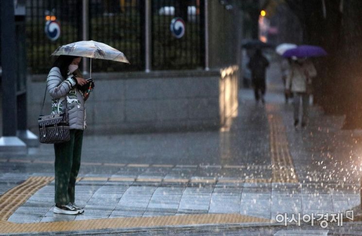 전국 곳곳 비가 내린 28일 서울 광화문광장 인근에서 시민들이 우산을 쓴 채 발걸음을 옮기고 있다./김현민 기자 kimhyun81@