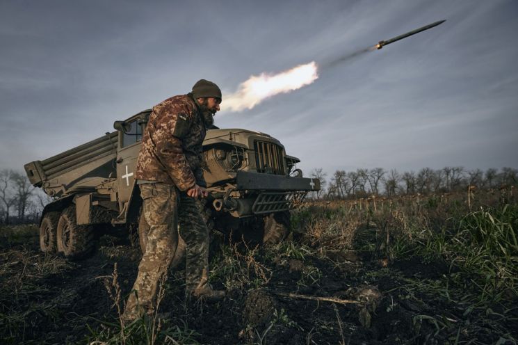 지난해 11월25일 우크라이나 동부 도네츠크 바흐무트 부근 최전선에서 우크라이나군이 러시아군을 향해 그라드 다연장 로켓 발사기에서 로켓을 쏘고 있다. [이미지출처=연합뉴스]