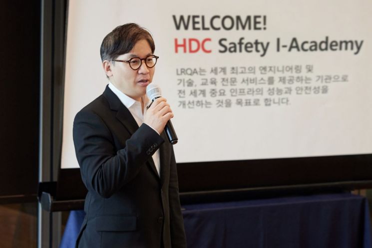 최익훈 HDC현대산업개발 대표이사 지난 10월 LW컨벤션센터에서 안전보건 리더십 교육을 진행하고 있다.