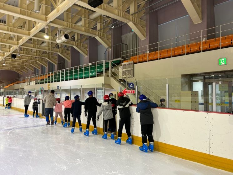 “빙상 배웠어요” …창원 의창스포츠센터, 소외 아동 빙상 무료체험