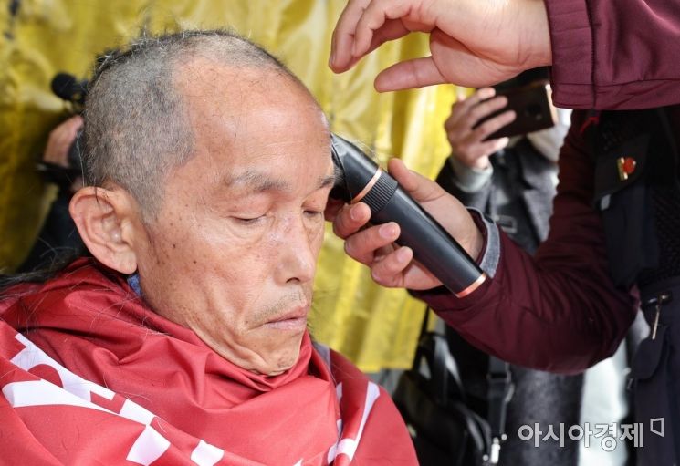 [포토] 삭발 투쟁하는 화물연대