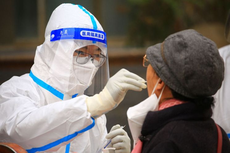 중국에서 한 의료인이 주민을 대상으로 코로나19 검사를 하고 있다. [이미지출처=연합뉴스]