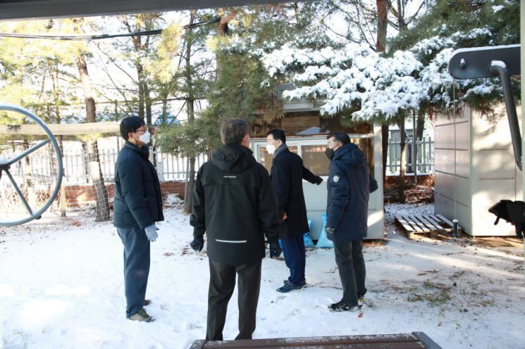 이승로 성북구청장(우측 두 번째)과 구 관계자들이 지난 겨울 한파에 대비해 시설물 안전점검을 하는 모습