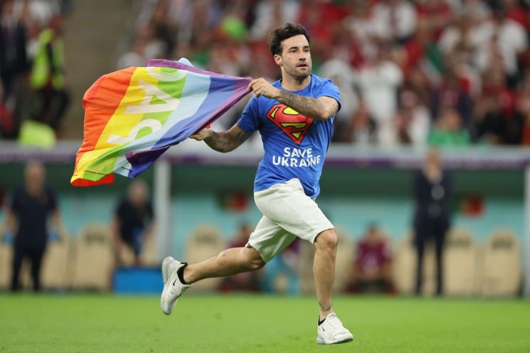 무지개 깃발 들고 월드컵 경기장 뛰어든 ‘슈퍼맨’ 왜?